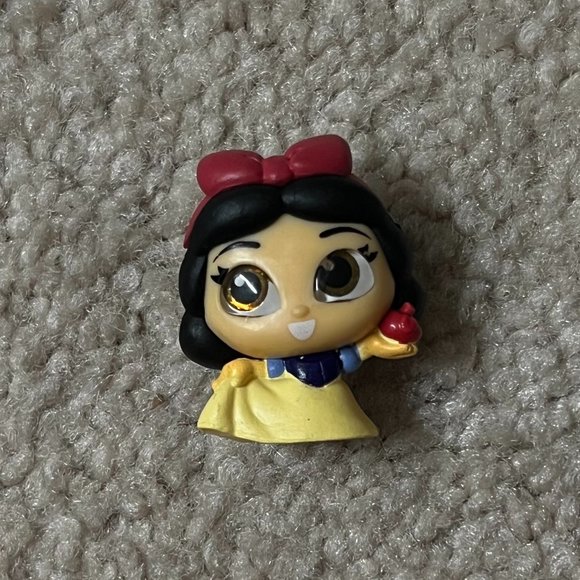 Disney Doorables Series 6: Snow White Figure - Picture 1 of 2